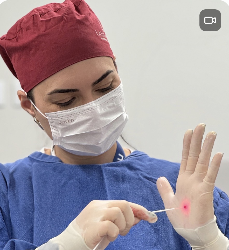 Dra. Laíssa em procedimento com laser endovenoso